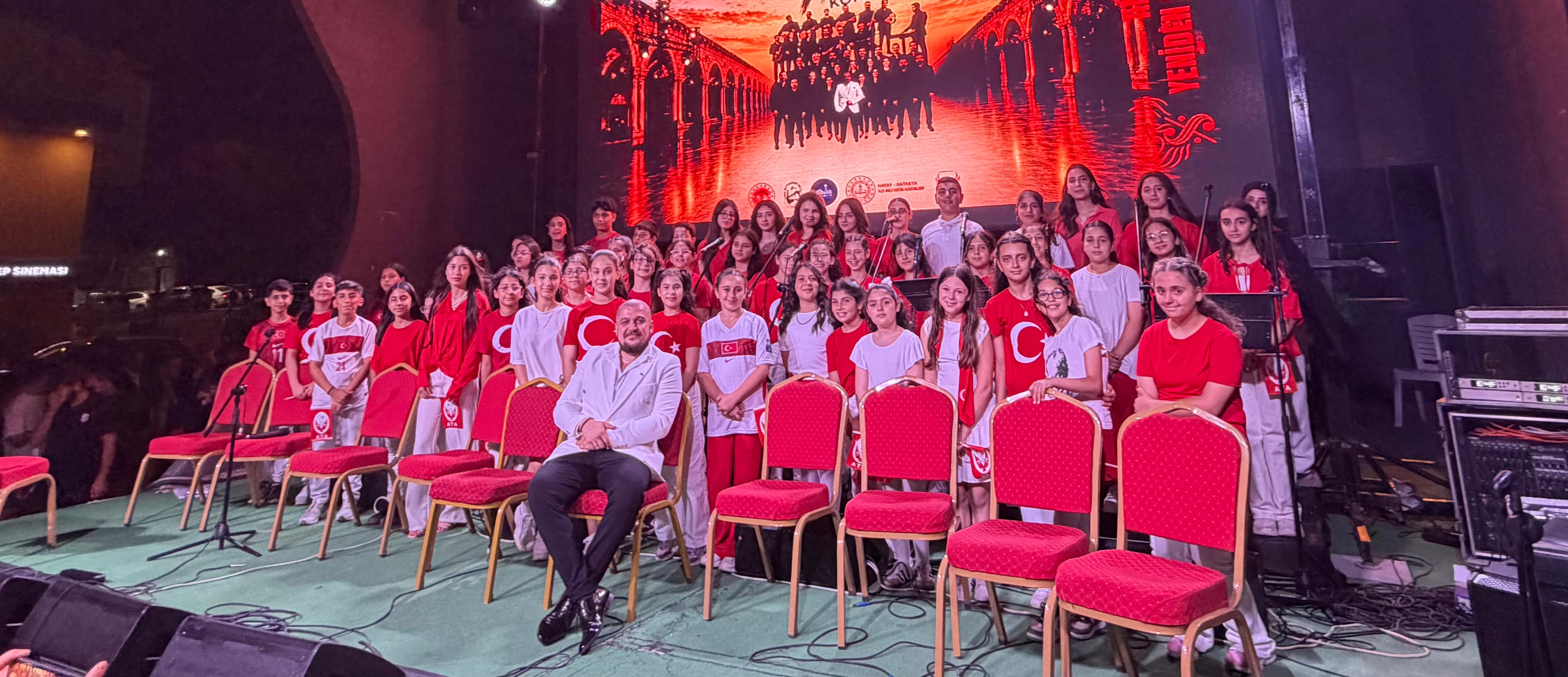 Antakya Yeniden Doğuş Çocuk Korosu sahnede